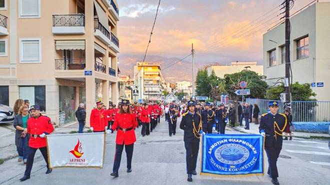 Κοινή εμφάνιση των Δημοτικών Φιλαρμονικών Δερβενίου και Αιγείρας στην πομπή μνήμης για τη σφαγή 10.000 Πατρινών - ΒΙΝΤΕΟ