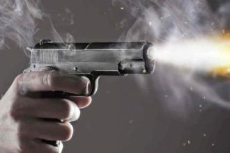 Πάτρα: Παρολίγο τραγωδία με πυροβολισμό - Δείτε που καρφώθηκε η σφαίρα