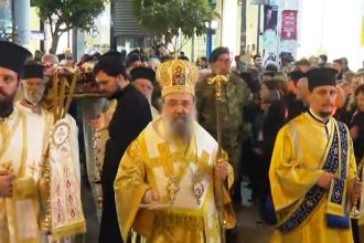 Μεγάλη Παρασκευή: Η κορύφωση του Θείου Δράματος - Η Ακολουθία και η Περιφορά του Επιταφίου από τον Ι.Ν. Ευαγγελίστριας Πατρών (ΦΩΤΟ)