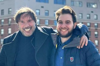 Ο Στράτος Τζώρτζογλου φωτογραφίζεται με τον γιο του στο Instagram