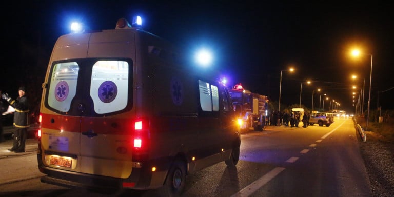 Πάτρα: ΙΧ "καρφώθηκε" σε μάντρα - Σοβαρά τραυματίστηκε ο οδηγός