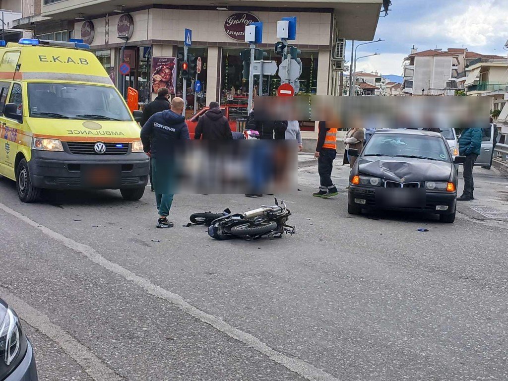 Δυτ. Ελλάδα: ΙΧ εμβόλισε δίκυκλο ντιλιβερά - Στο νοσοκομείο ο διανομέας ΦΩΤΟ