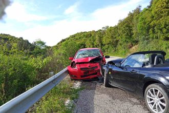 Σφοδρή μετωπική σύγκρουση στο Αγρίνιο - Ένα άτομο στο νοσοκομείο (ΦΩΤΟ)
