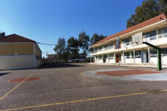 Αχαΐα: Τον ενόχλησε σκυλί που φροντίζουν μαθητές και "μπούκαρε" στο προαύλιο με βρισιές - Έσπασε και πόρτα του σχολείου!