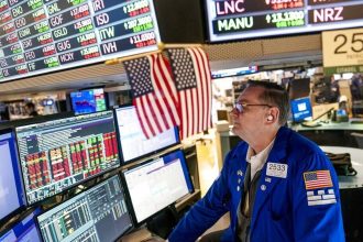 Η απειλή του κραχ πάνω από την Wall Street: Σε βαθύ κόκκινο άνοιξαν οι αμερικανικές μετοχές