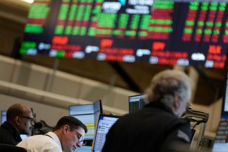 Χάος στα ευρωπαϊκά χρηματιστήρια - Οι μετοχές κολοσσών που έπληξαν οι δασμοί του Τραμπ