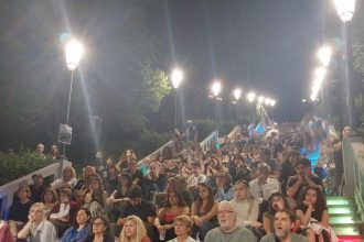 Πάτρα: Προβολή ταινίας στις σκάλες της Αγ. Νικολάου από τους νοσοκομειακούς γιατρούς ΦΩΤΟ