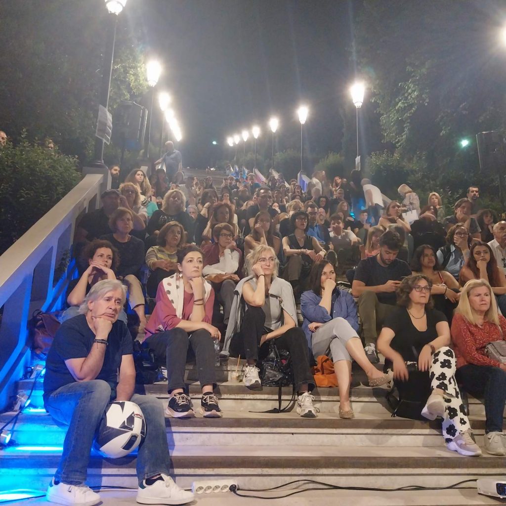 ΠΑΤΡΑ: Προβολή ταινίας στις σκάλες της Αγ. Νικολάου από τους νοσοκομειακούς γιατρούς - ΦΩΤΟ ΠΑΤΡΑ: Προβολή ταινίας στις σκάλες της Αγ. Νικολάου από τους νοσοκομειακούς γιατρούς - ΦΩΤΟ