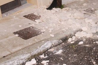 Πάτρα: Έπεσαν σοβάδες από ασυντήρητο κτίριο που ανήκει στο Δήμο - Ο κίνδυνος παραμονεύει κάθε στιγμή για τους πεζούς