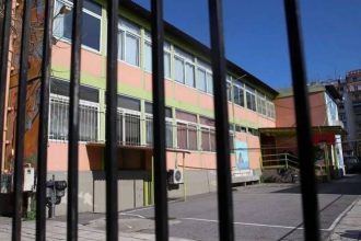 Εφιάλτης σε σχολείο της Πάτρας: 15χρονος κυκλοφορούσε με μαχαίρι κι έσβησε τσιγάρα στα χέρια μαθήτριας