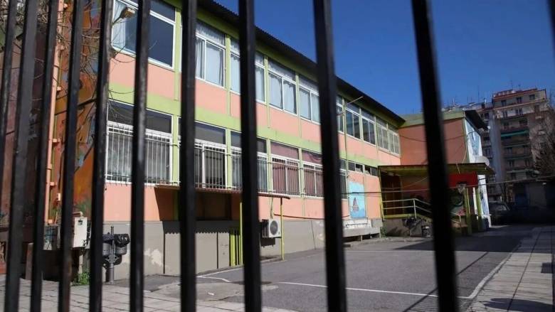 Εφιάλτης σε σχολείο της Πάτρας: 15χρονος κυκλοφορούσε με μαχαίρι κι έσβησε τσιγάρα στα χέρια μαθήτριας