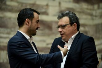 Δεν τα βρίσκουν ΣΥΡΙΖΑ και Νέα Αριστερά για τον Μητσοτάκη – Στον αέρα η κοινή πρόταση προανακριτικής για τα Τέμπη