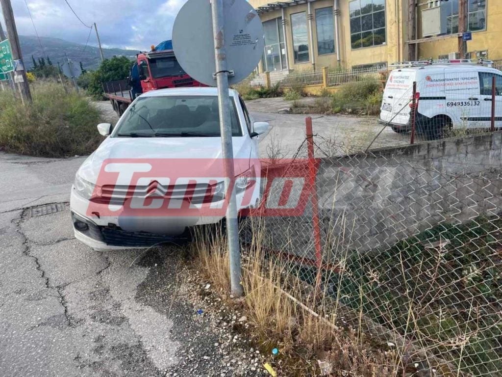 Πάτρα: Το ΙΧ... κρεμόταν στον αέρα πάνω από τον χείμαρρο Παναγίτσα (ΦΩΤΟ)