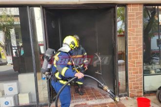 Πάτρα: "Έπιασε" μηχανάκι σε κατάστημα και γέμισε καπνούς, ένας ελαφρά τραυματίας (ΦΩΤΟ - ΒΙΝΤΕΟ)