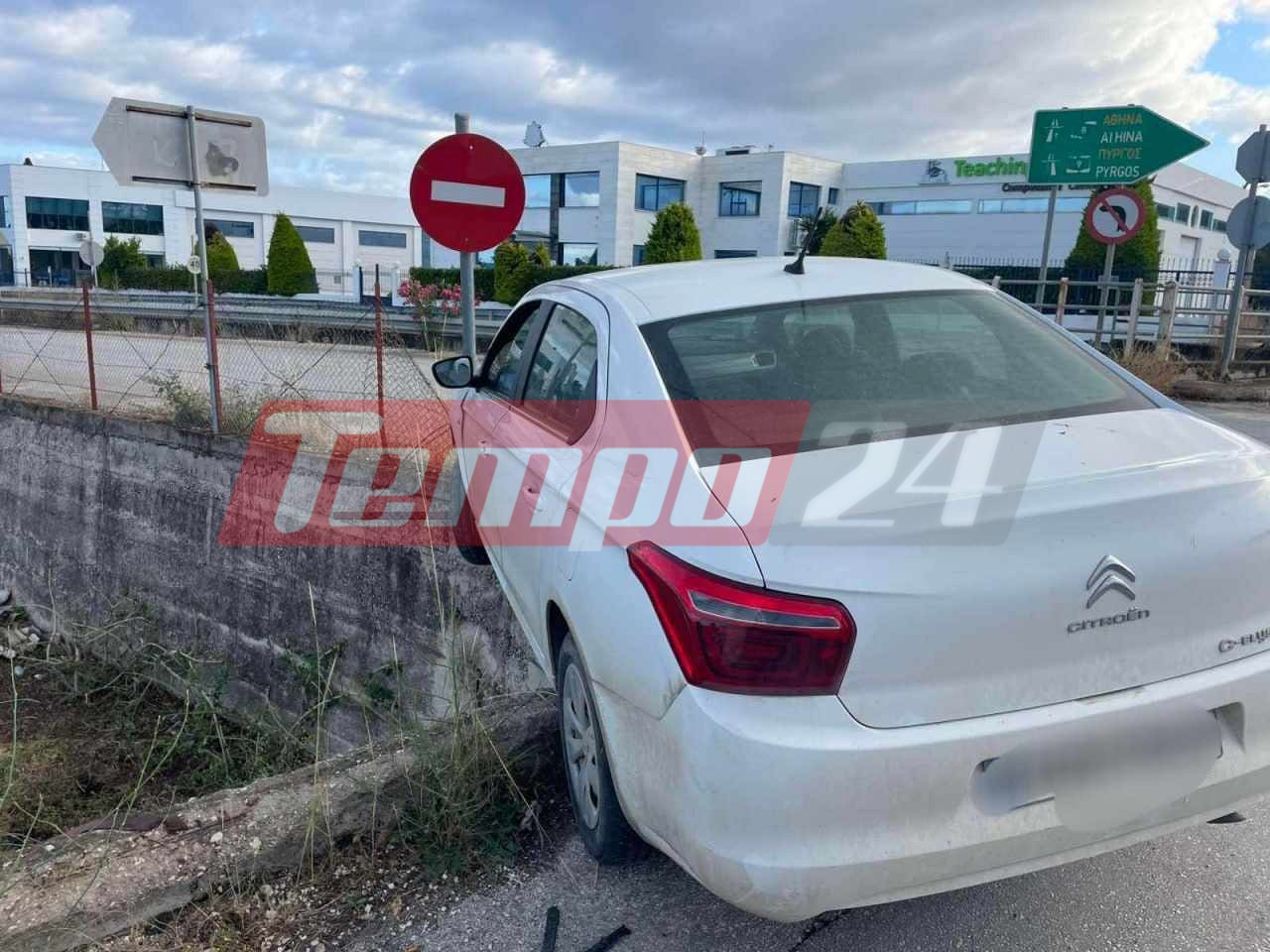 Πάτρα: Το ΙΧ... κρεμόταν στον αέρα πάνω από τον χείμαρρο Παναγίτσα (ΦΩΤΟ)