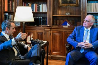 Συνάντηση Τασούλα – Μητσοτάκη: «Σκοπός των συνταγματικών αναθεωρήσεων να χτίσουν γέφυρες και να μην ανοίξουν νέα ρήγματα»