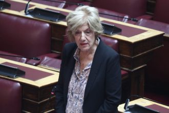Σία Αναγνωστοπούλου: Προκαλεί αγανάκτηση η προβολή διαφήμισης με φόντο την Ακρόπολη