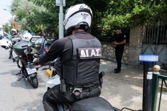 Πάτρα: Γυναίκα με προβλήματα όρασης δεν μπορούσε να περπατήσει στο πεζοδρόμιο - Ασυνείδητος οδηγός της το απαγόρευσε! Επενέβη η ΕΛ.ΑΣ
