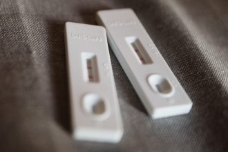 ΕΟΔΥ: Ένας νέος θάνατος από Covid-19 και 47 νέες εισαγωγές