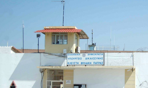 Πάτρα: Τον έπιασαν με καταδικαστική απόφαση για τέσσερα αδικήματα και οδηγήθηκε στη φυλακή