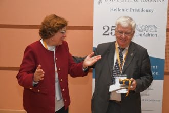 Τιμητική διάκριση στον ομότιμο καθηγητή Πέτρο Γρουμπό στο επετειακό συνέδριο για τα 25 χρόνια του UniAdrion
