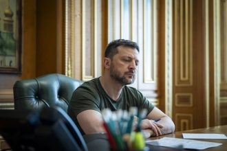 «Γρίφος» για τις διαπραγματεύσεις στην Κωνσταντινούπολη – Επιμένει ο Ζελένσκι για τριμερή με Πούτιν και Τραμπ