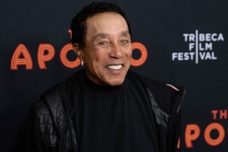 Σμόκι Ρόμπινσον: Ξεκίνησε ποινική έρευνα μετά τις καταγγελίες για σεξουαλική κακοποίηση και βία σε βάρος του τραγουδιστή