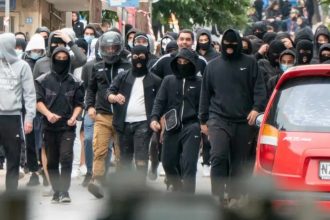 Ελεύθεροι με περιοριστικούς όρους οι 13 ανήλικοι που κατηγορούνται ότι ήταν μέλη της «συμμορίας των ακροδεξιών»