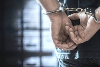 Πάτρα: Αναστάτωση σε παιδική χαρά - Χειροπέδες της Αστυνομίας σε γυμνό άνδρα!