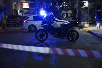 Σοκ στην Πάτρα: Άνδρας απειλούσε να πηδήξει από μπαλκόνι μαζί με το παιδί του