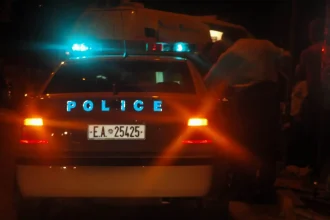 Πάτρα: Οδηγός έπεσε πάνω σε σταθμευμένα ΙΧ, χτύπησε γυναίκα και το έσκασε ξυπόλητος