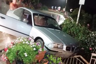 Δυτ. Ελλάδα: Αυτοκίνητο «προσγειώθηκε» σε αυλή σπιτιού, σε δρόμο - "καρμανιόλα" (ΦΩΤΟ)