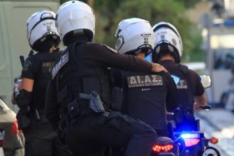 Δυτ. Ελλάδα: Χαμός έξω από στρατόπεδο - Άνδρας απείλησε με μαχαίρι πολίτες και αστυνομικούς (ΦΩΤΟ)