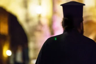 Απίστευτο! Παπάς αναζητείται από την ΕΛ.ΑΣ για φθορές σε οικογενειακό τάφο - Τι καταγγέλθηκε