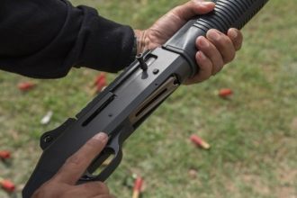 ΣΟΚ στην Πάτρα: Ηλικιωμένος απειλούσε ανήλικους με όπλο σε παιδική χαρά - Τι βρέθηκε στο σπίτι του!