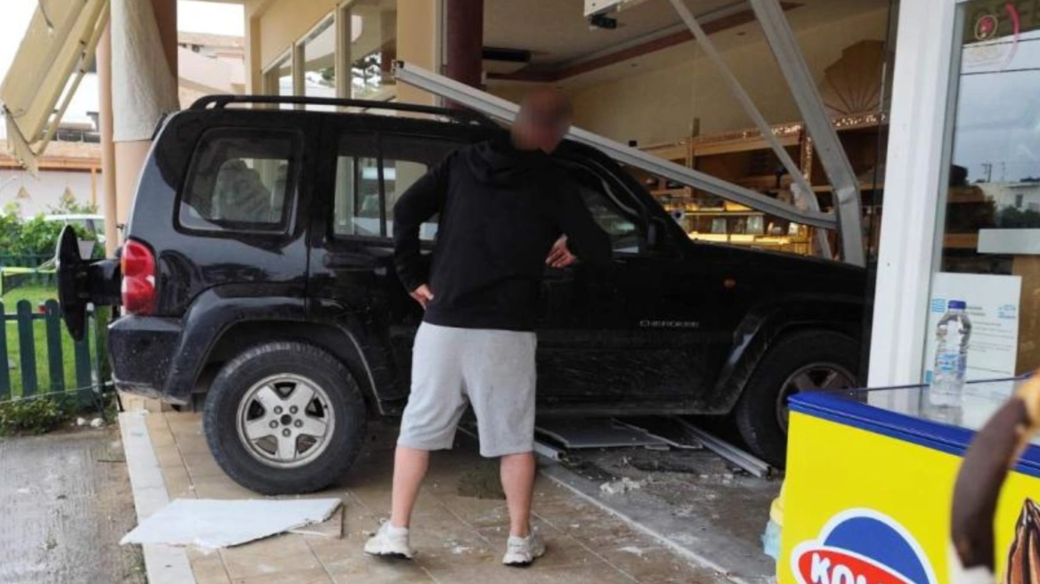 Τζιπ έπεσε πάνω σε τζαμαρία φούρνου και τραυμάτισε θανάσιμα μια πελάτισσα - Στο νοσοκομείο και ο σύζυγός της