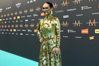 Στο τιρκουάζ χαλί με...χρυσό φόρεμα!