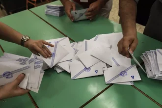 Δημοσκόπηση MRB: Στις 14,1 μονάδες η διαφορά της ΝΔ από τη δεύτερη "Πλεύση" - Τι λένε οι πολίτες για την άρση μονιμότητας στο Δημόσιο