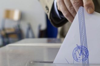Δημοσκόπηση Marc: Δυο μονάδες πάνω από τις ευρωεκλογές η ΝΔ, απώλειες για την Πλεύση, τρίτο το ΠΑΣΟΚ