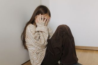 Η λεκτική βία μπορεί να μεταβάλει τον εγκέφαλο των παιδιών