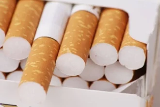 Πάτρα: "Έσπρωχνε" στη λαϊκή δεκάδες λαθραία πακέτα τσιγάρα και καπνό