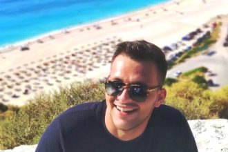 Έλαμπε ο κόσμος όταν χαμογελούσε, να αγκαλιάζετε τα παιδιά σας, λέει η μητέρα του Στέφανου που πνίγηκε στη Λευκάδα