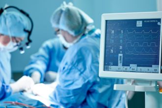 Πρωτοποριακή μεταμόσχευση ήπατος από 56χρονη Πατρινή δότρια στον γιο της με ρομποτικό σύστημα