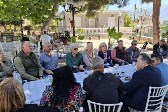 Κώστας Σβόλης: Συζήτηση με τους κατοίκους του Μιντιλογλίου ΦΩΤΟ