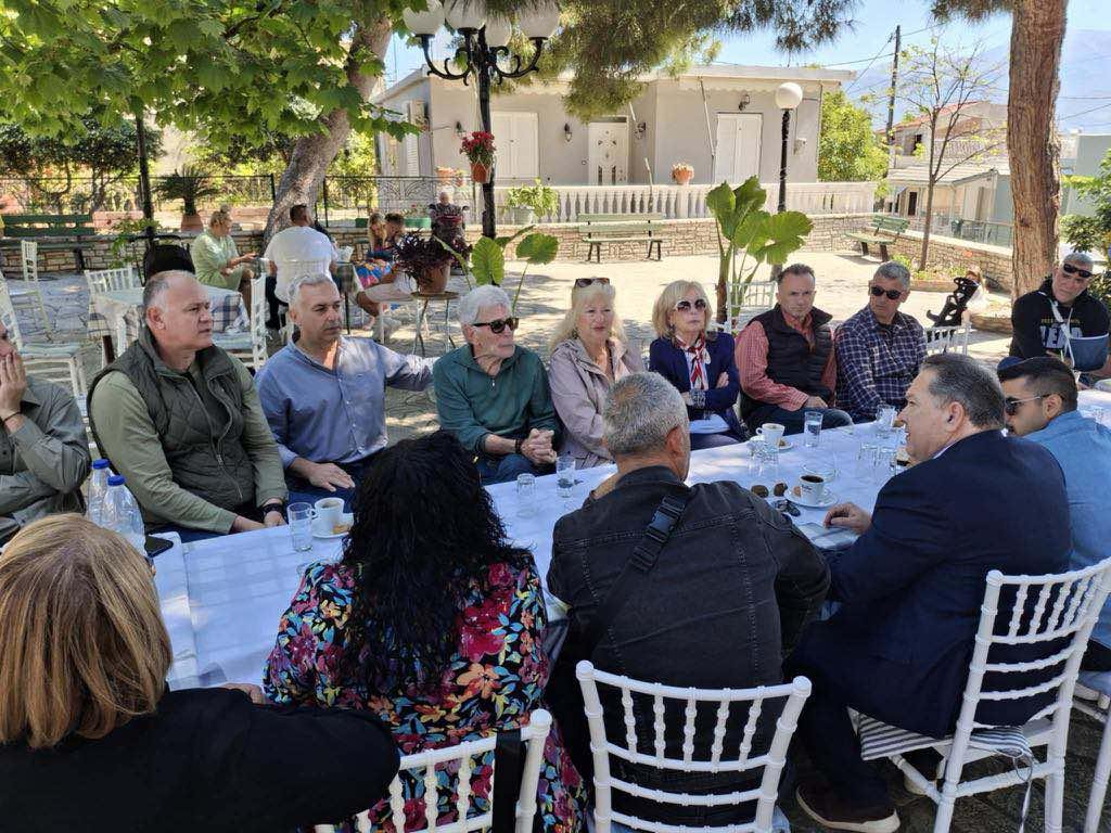 Κώστας Σβόλης: Συζήτηση με τους κατοίκους του Μιντιλογλίου ΦΩΤΟ