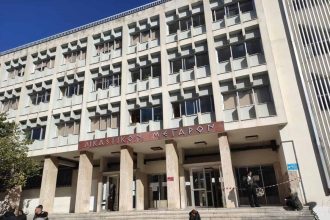 Δικαστικοί αστυνομικοί «τσάκωσαν» πολίτη να βιντεοσκοπεί σε αίθουσα δικαστηρίου στο Αγρίνιο