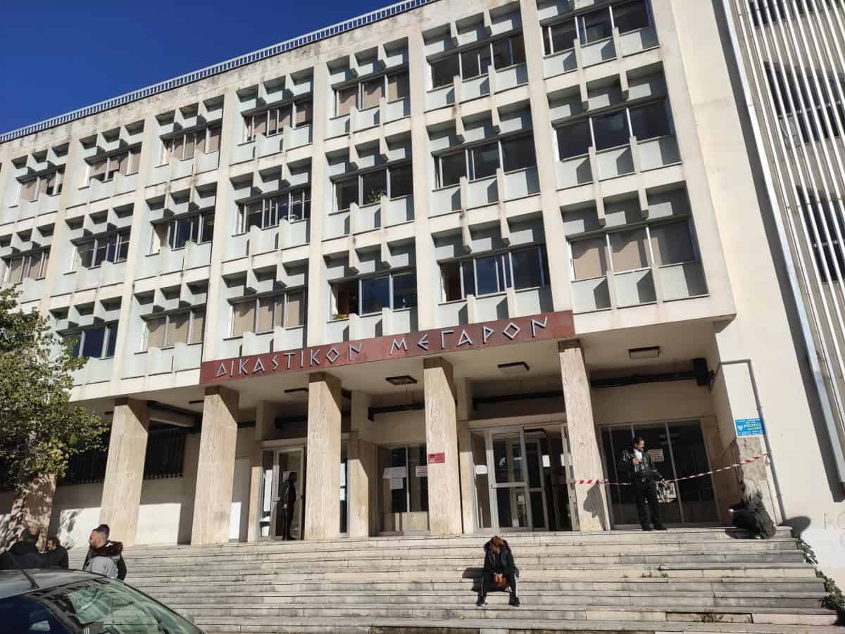 Δικαστικοί αστυνομικοί «τσάκωσαν» πολίτη να βιντεοσκοπεί σε αίθουσα δικαστηρίου στο Αγρίνιο