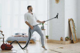 Γιατί οι άντρες που βοηθούν στις δουλειές του σπιτιού έχουν καλύτερη σεξουαλική ζωή