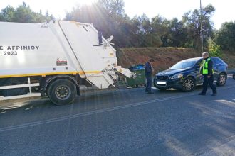 Δυτ. Ελλάδα: Το ΙΧ "καρφώθηκε" πάνω σε απορριμματοφόρο - Στο νοσοκομείο ο εργαζόμενος που μάζευε τα σκουπίδια - ΦΩΤΟ