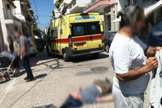 Μεσολόγγι: Τροχαίο μπροστά στο Αστυνομικό Μέγαρο - Στο δρόμο δικυκλιστής (ΦΩΤΟ)